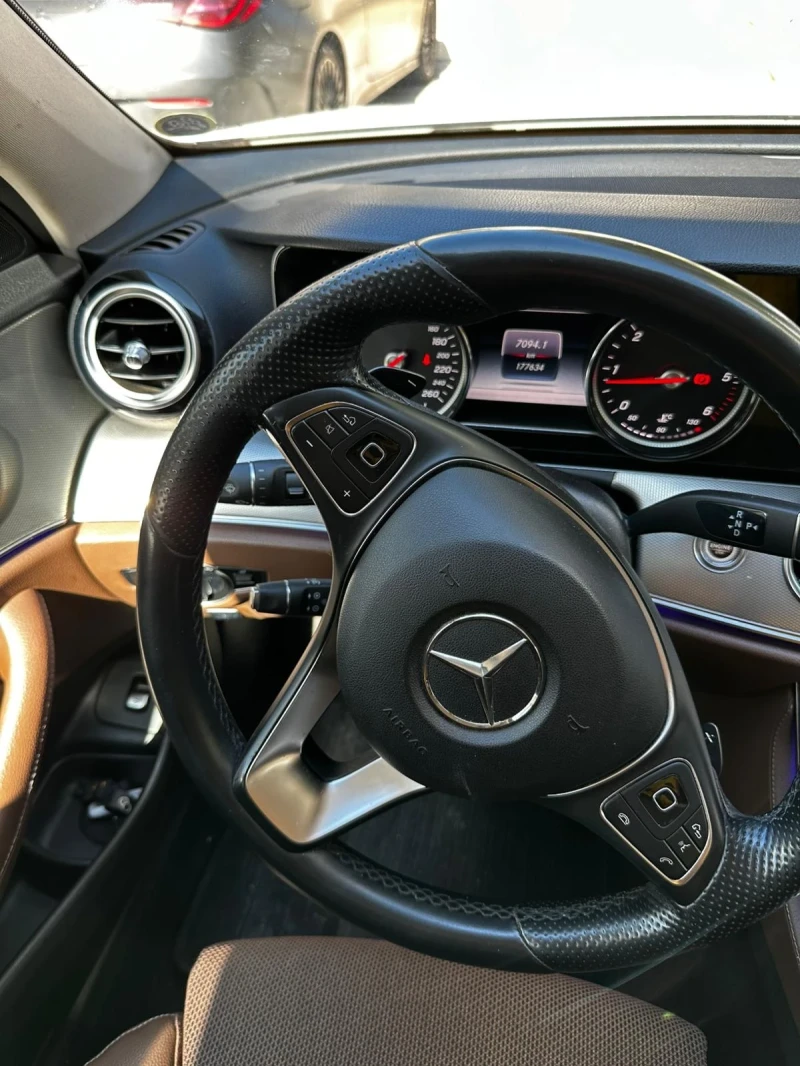 Mercedes-Benz E 220  9G-Tronic, снимка 14 - Автомобили и джипове - 52596177