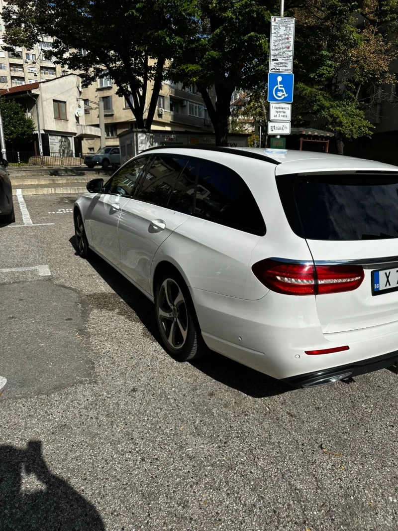 Mercedes-Benz E 220  9G-Tronic, снимка 2 - Автомобили и джипове - 52596177