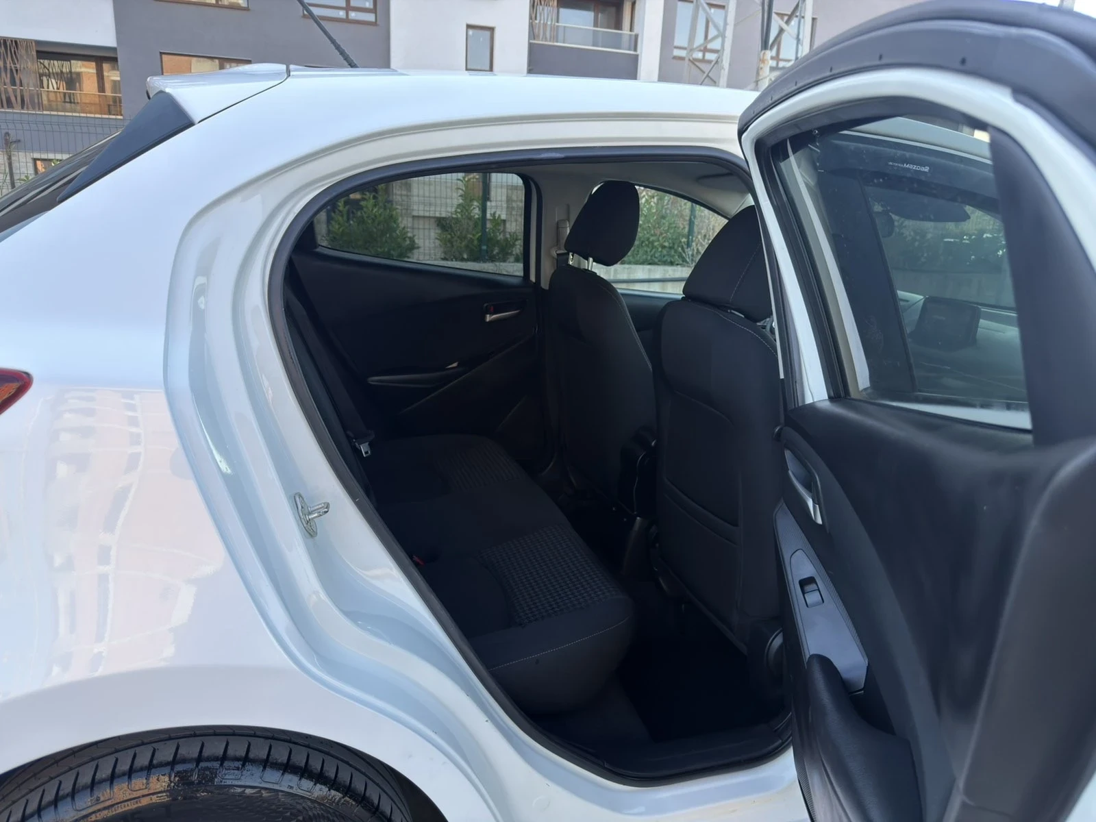 Mazda 2 1.5i SkyActiv-G Revolution Automat, снимка 14 - Автомобили и джипове - 55709727