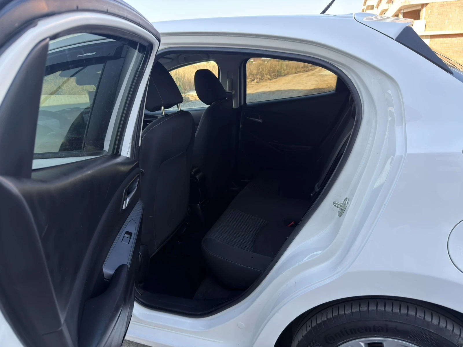 Mazda 2 1.5i SkyActiv-G Revolution Automat, снимка 15 - Автомобили и джипове - 55709727