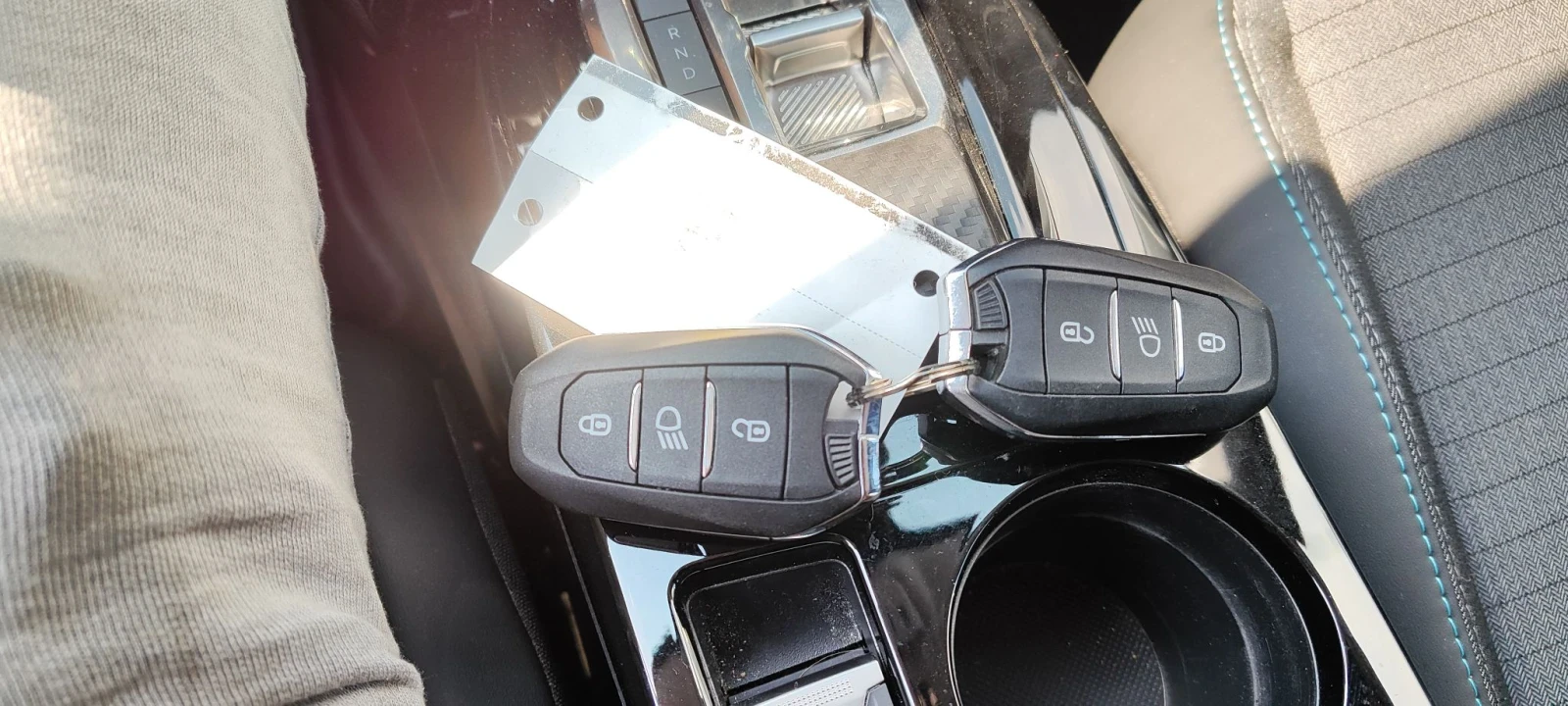Peugeot 208, снимка 13 - Автомобили и джипове - 55907657