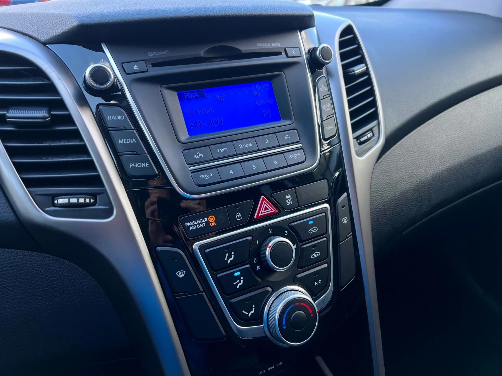 Hyundai I30 1.4i ШВЕЙЦАРИЯ, снимка 10 - Автомобили и джипове - 56306428