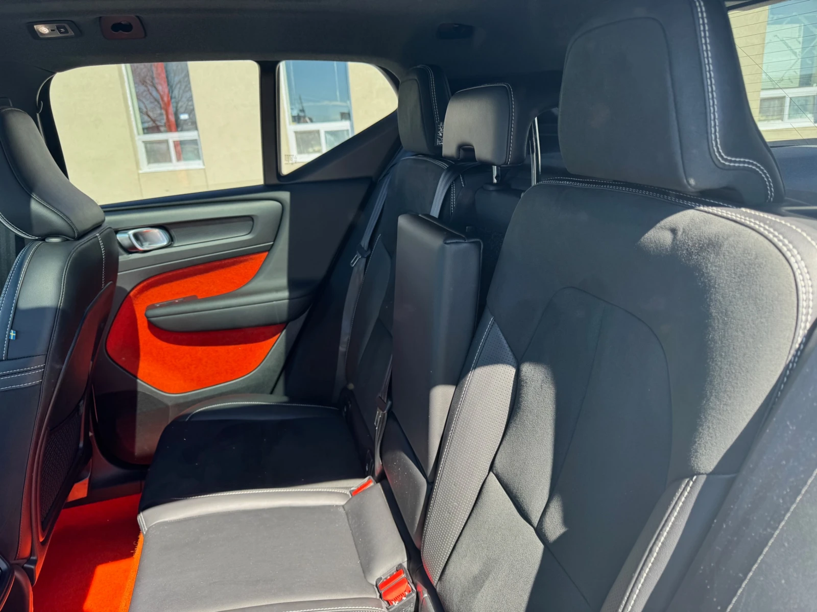Volvo XC40 T5* R-DESIGN* AWD* КАМЕРИ* ПАНО* ПОДГРЕВ* , снимка 8 - Автомобили и джипове - 54382944