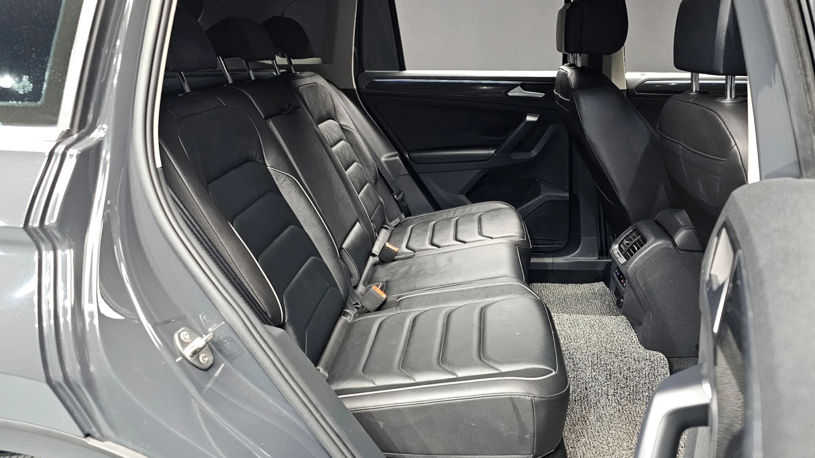VW Tiguan 2.0 TDI Prestige | HUD | Адаптивен круиз | 360 , снимка 12 - Автомобили и джипове - 55663326