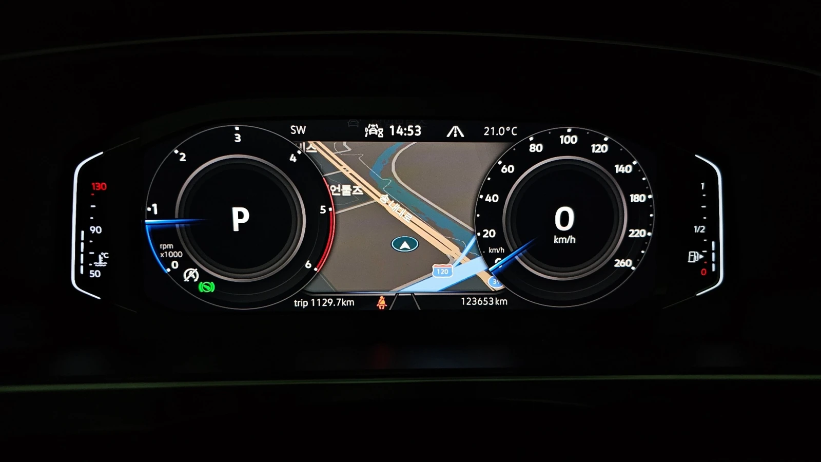VW Tiguan 2.0 TDI Prestige | HUD | Адаптивен круиз | 360 , снимка 8 - Автомобили и джипове - 55663326