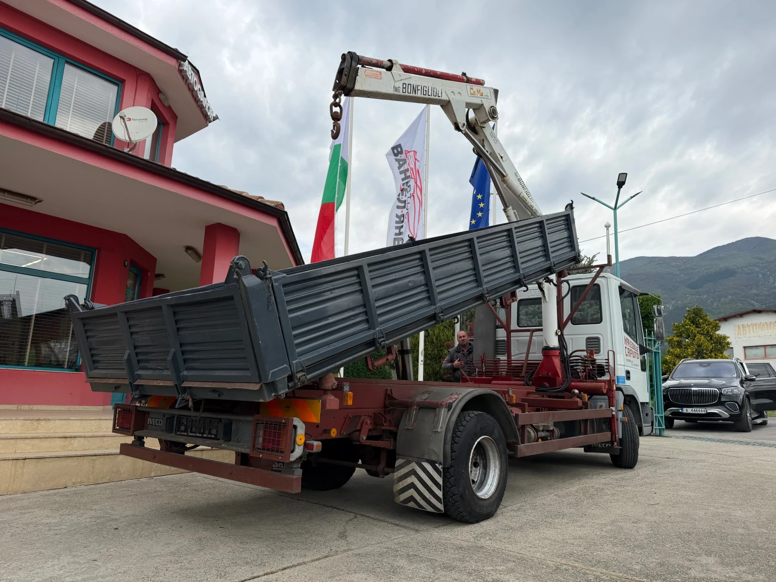 Iveco Daily 100E15* Тристранен самосвал + Кран, снимка 12 - Бусове и автобуси - 54354534