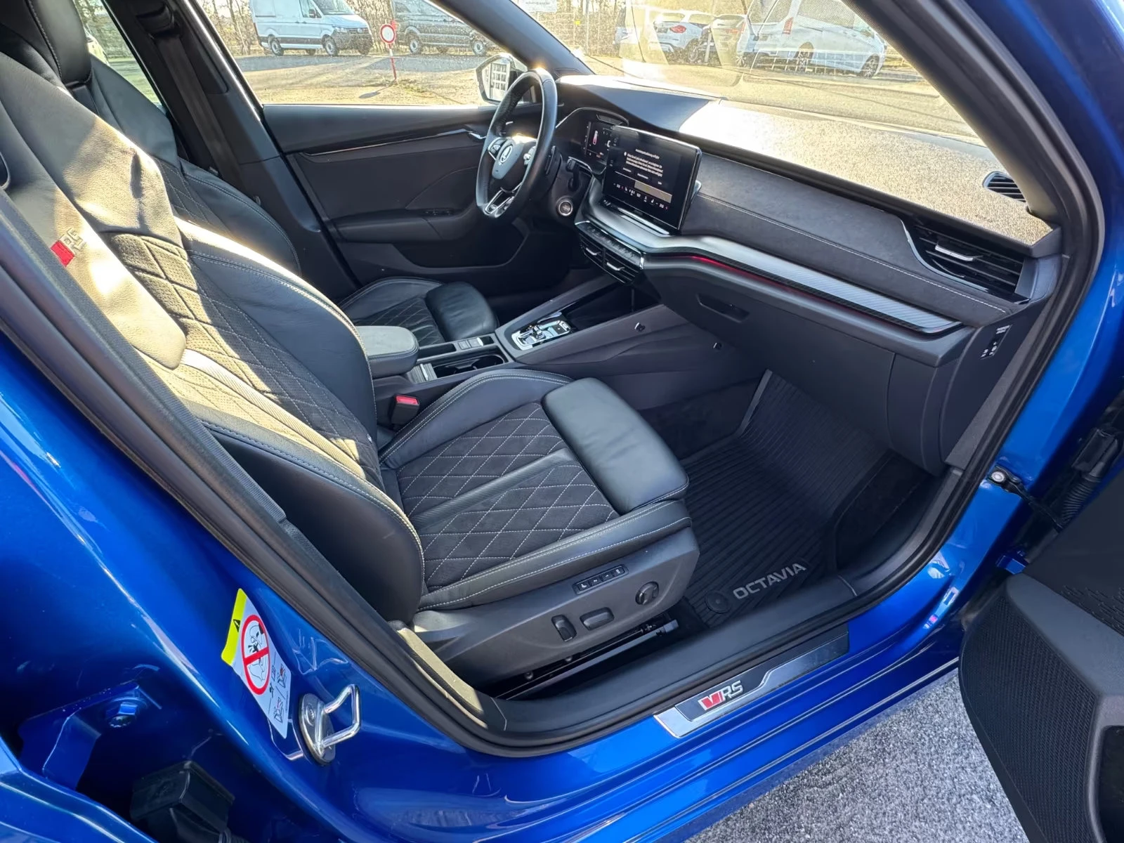 Skoda Octavia RS-LINE/200HP/4X4/MASSAGE/CAM/MEMO/AHK/HUD/125q, снимка 11 - Автомобили и джипове - 54110676