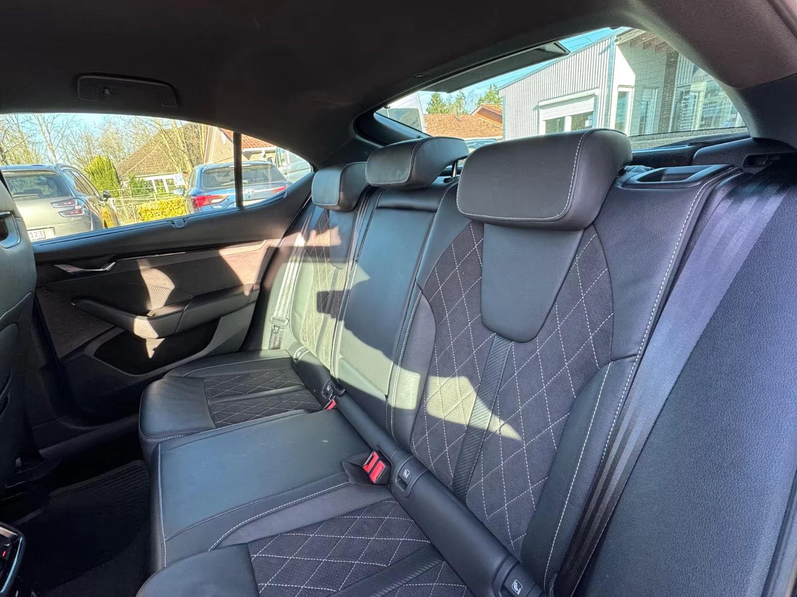 Skoda Octavia RS-LINE/200HP/4X4/MASSAGE/CAM/MEMO/AHK/HUD/125q, снимка 12 - Автомобили и джипове - 54110676