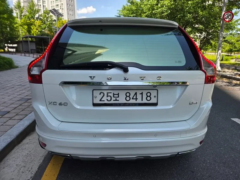 Volvo XC60 D4 - САМО 30% АВАНС, снимка 7 - Автомобили и джипове - 55927658