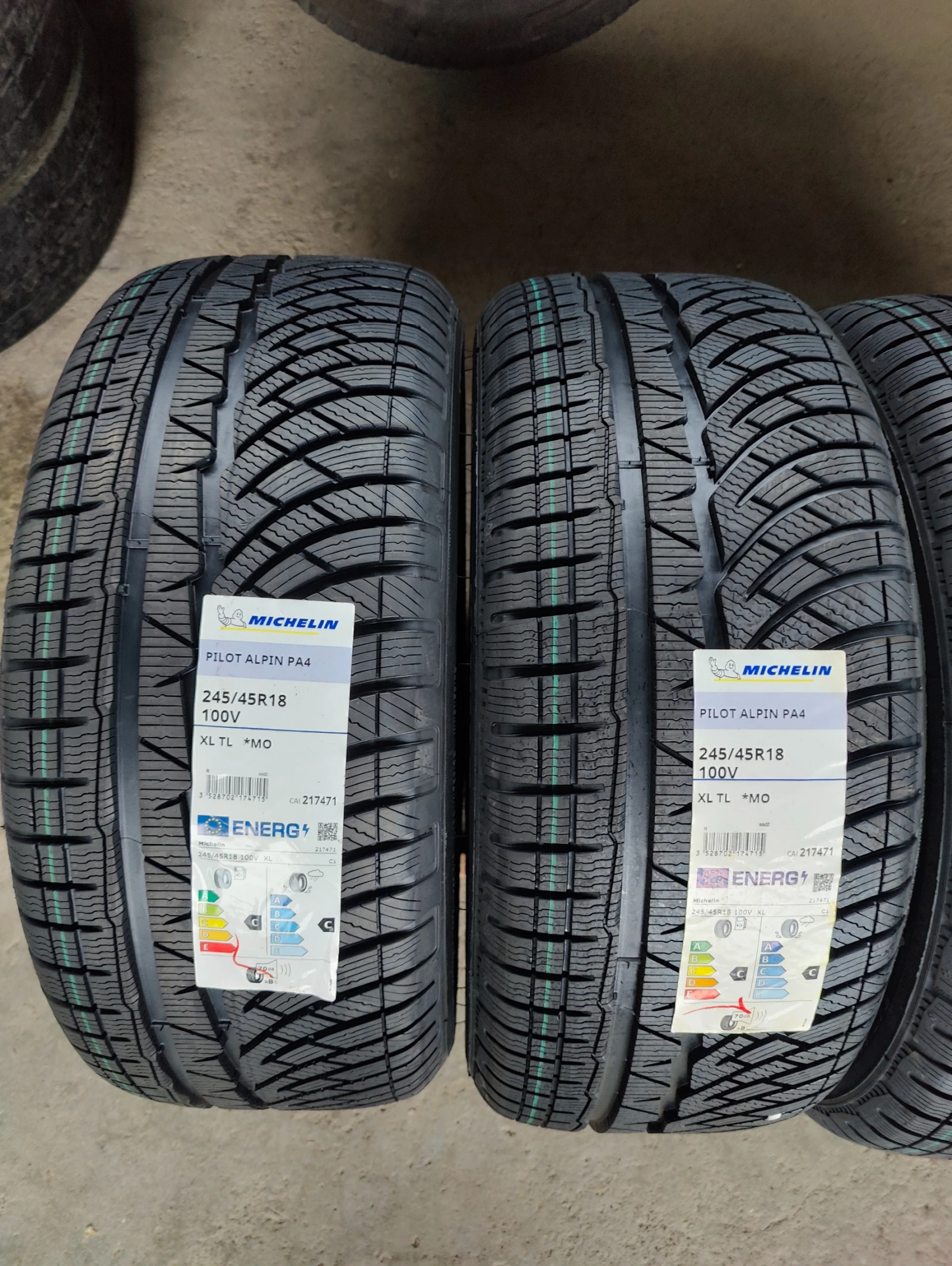 Гуми Зимни 245/45R18, снимка 3 - Гуми и джанти - 56056945