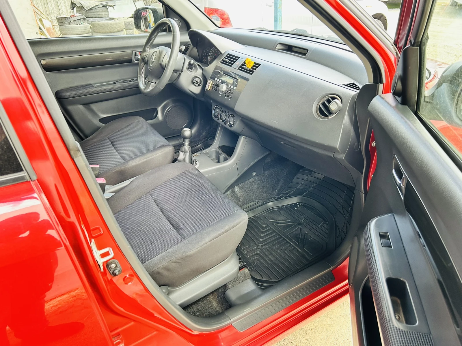 Suzuki Swift 1.3i 4x4, снимка 12 - Автомобили и джипове - 54608064