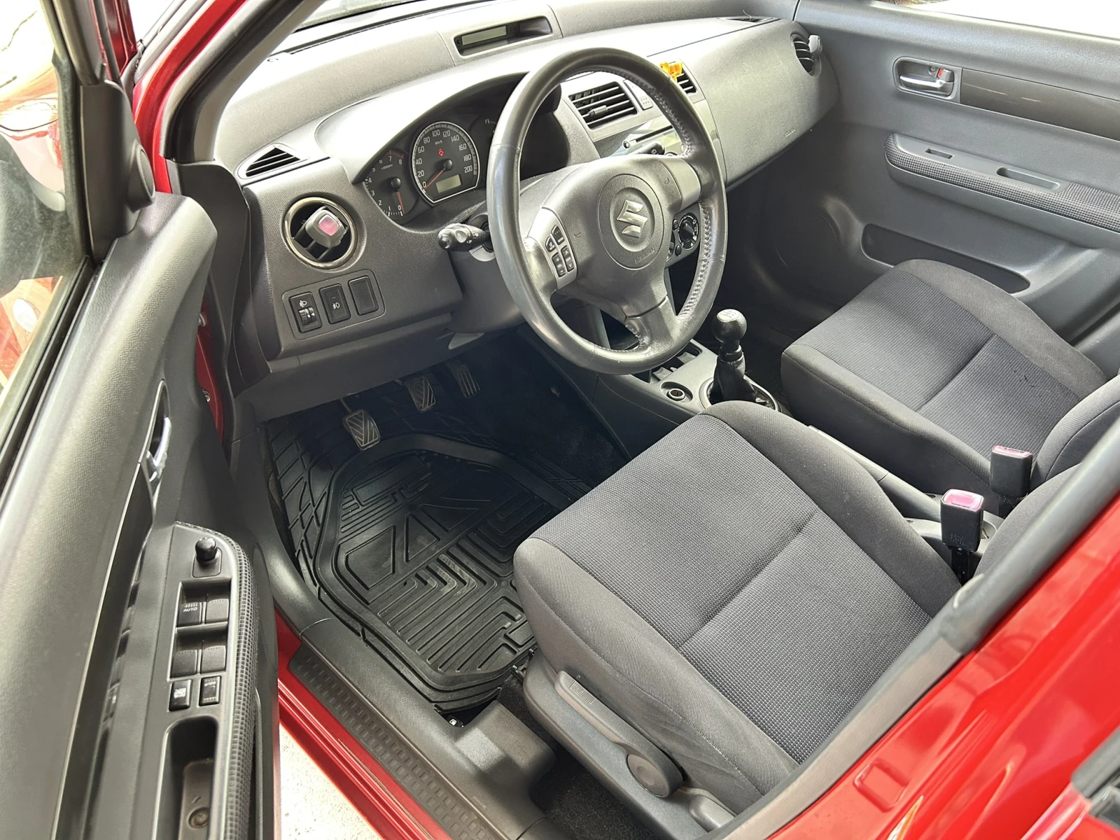 Suzuki Swift 1.3i 4x4, снимка 9 - Автомобили и джипове - 54608064