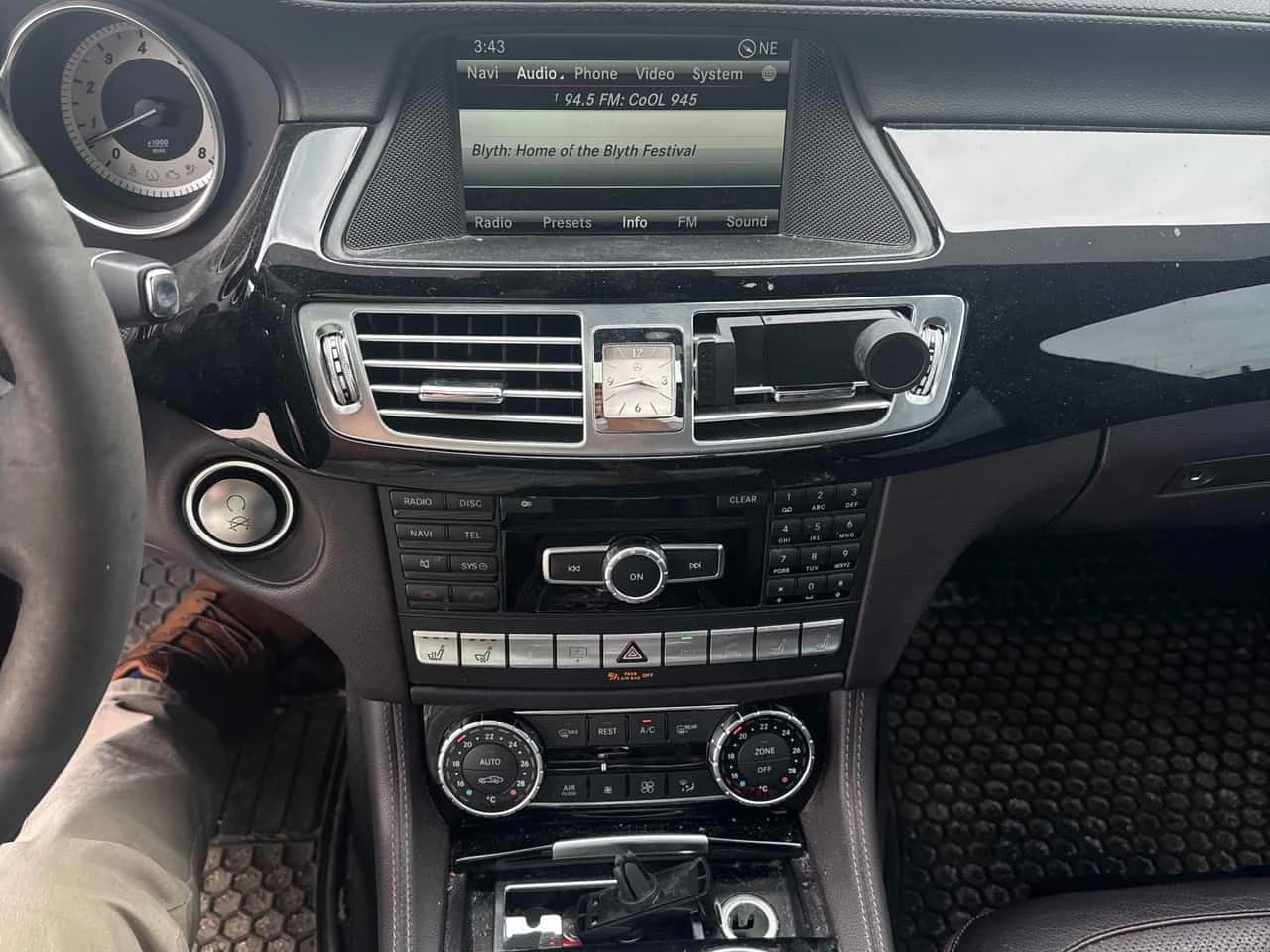 Mercedes-Benz CLS 550 * CARFAX * ОПЦИЯ ЗА ФИНАНСИРАНЕ, снимка 9 - Автомобили и джипове - 55040325