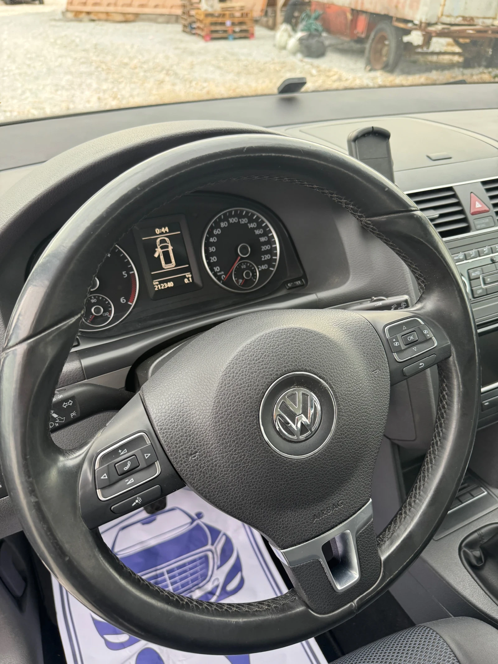 VW Touran 1.6 tdi, снимка 8 - Автомобили и джипове - 56733928