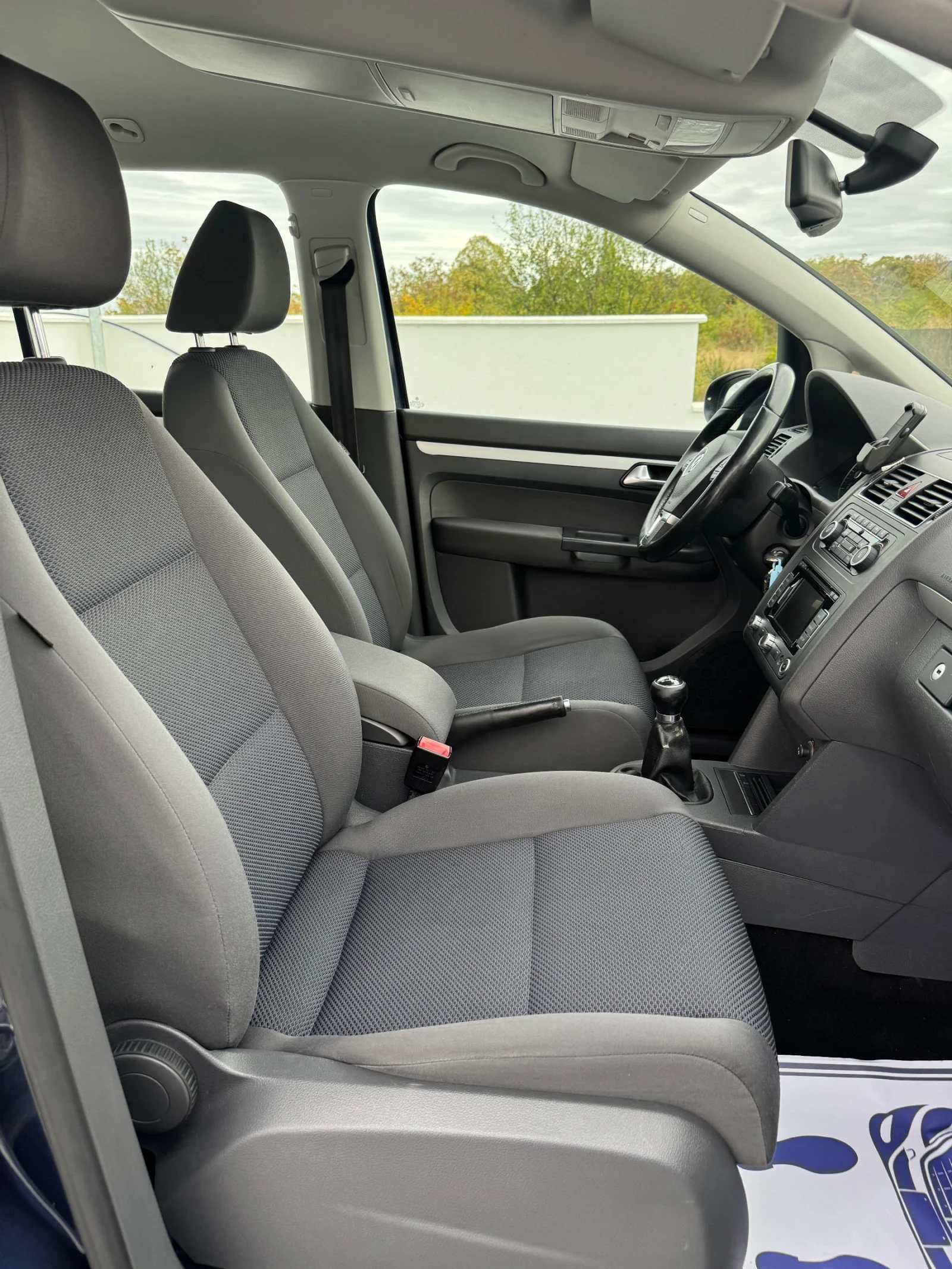 VW Touran 1.6 tdi, снимка 11 - Автомобили и джипове - 56733928