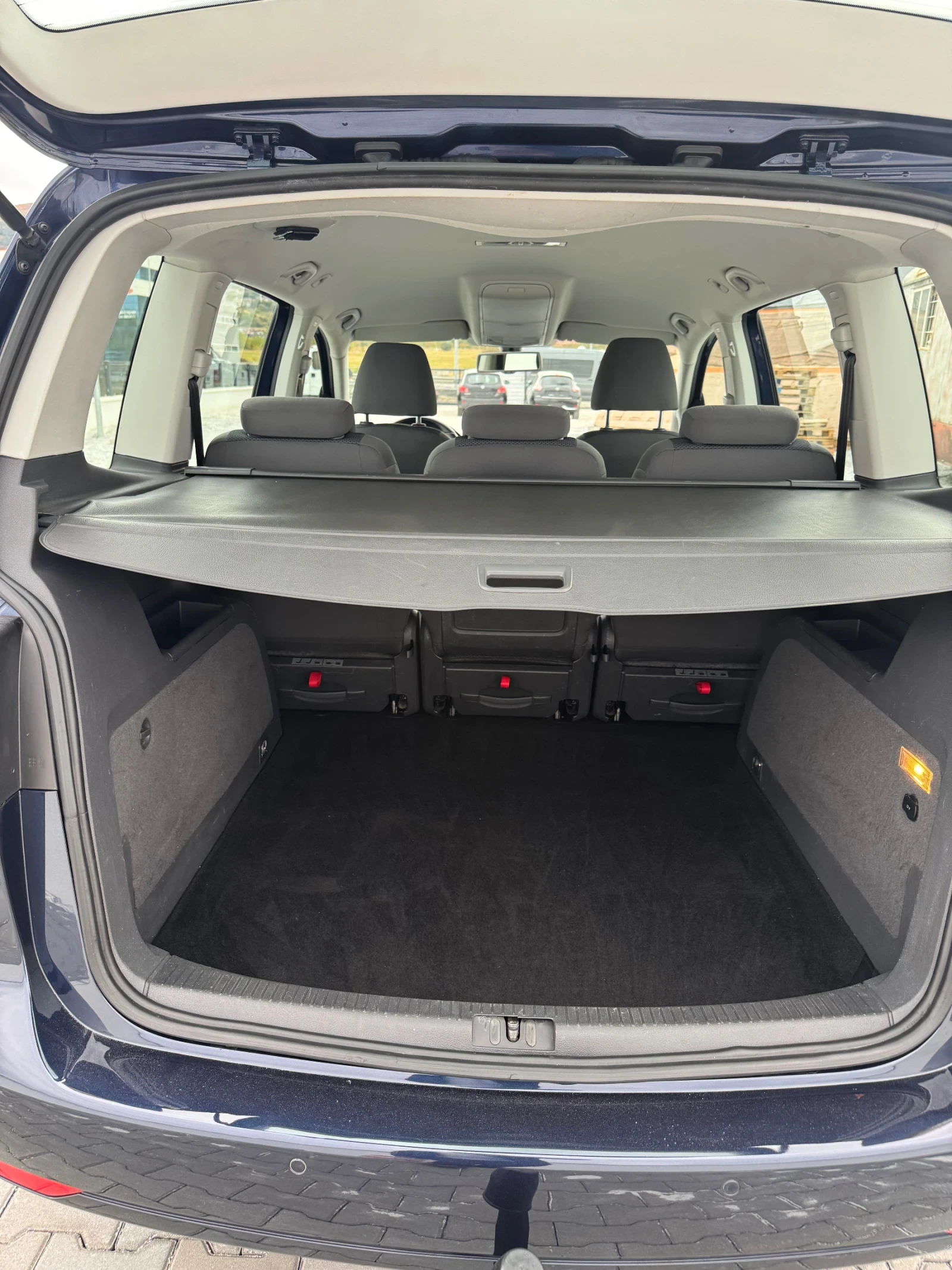VW Touran 1.6 tdi, снимка 14 - Автомобили и джипове - 56733928