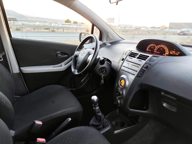 Toyota Yaris 1.33 vvti 100ks FACE, снимка 9 - Автомобили и джипове - 51782293