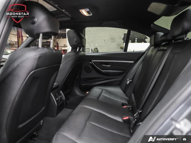 BMW 330 Series 330i xDrive Sedan AWD, снимка 14 - Автомобили и джипове - 53504569