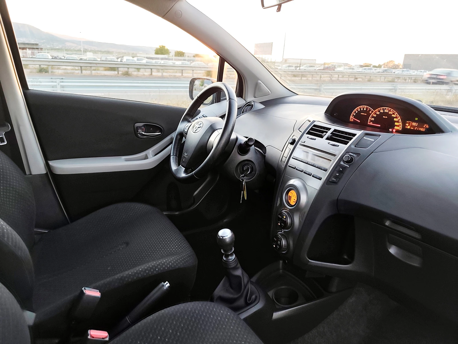 Toyota Yaris 1.33 vvti 100ks FACE - изображение 9