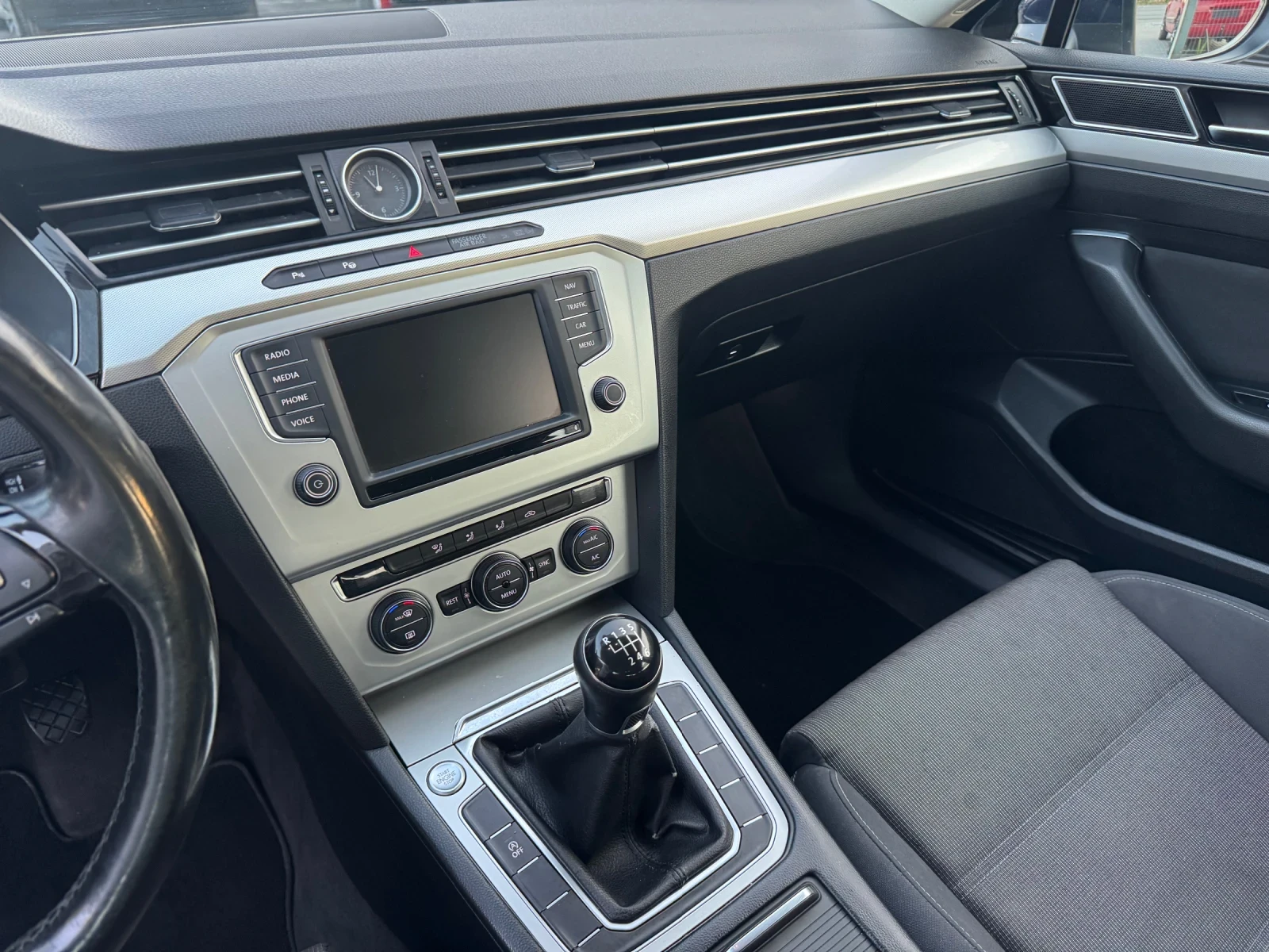 VW Passat 1.6TDI LED, снимка 10 - Автомобили и джипове - 55651733