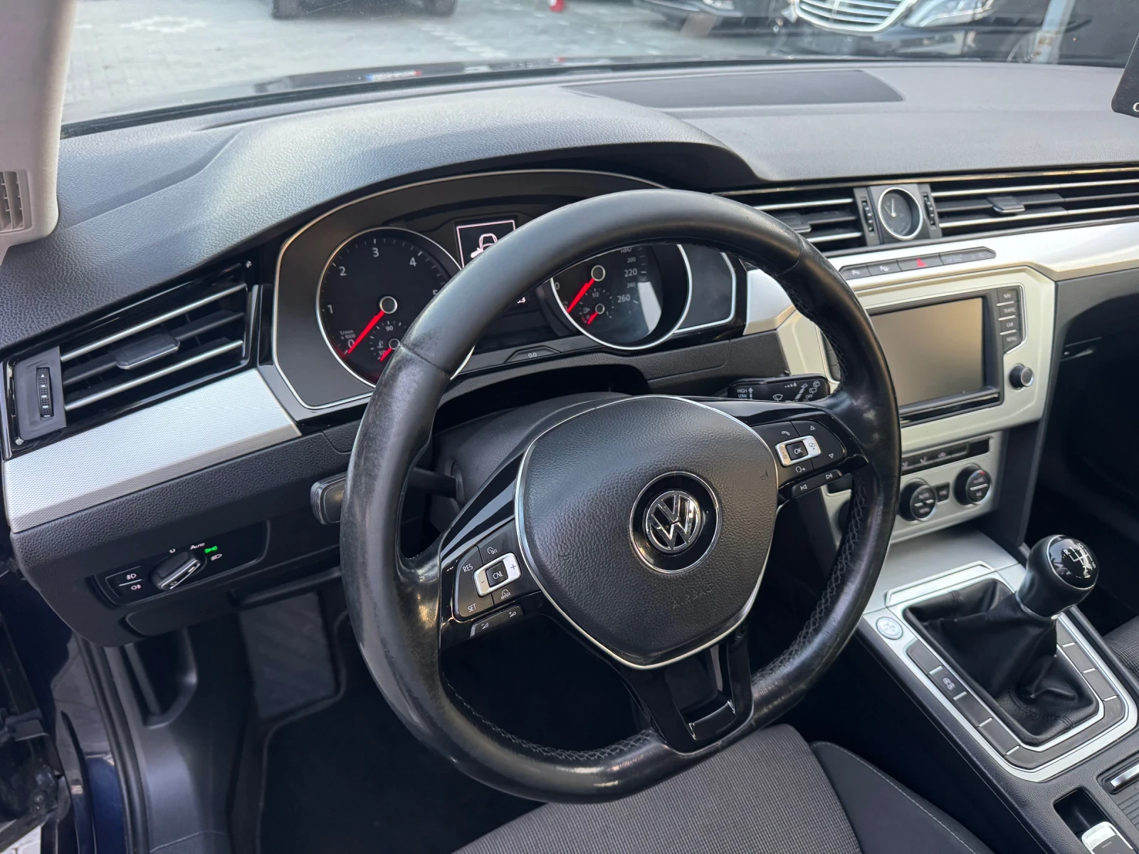 VW Passat 1.6TDI LED, снимка 9 - Автомобили и джипове - 55651733