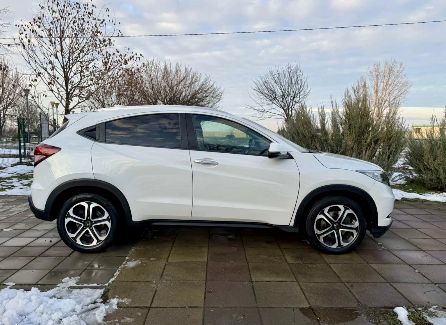 Honda Hr-v 1.5i* Executive* Euro 6b* LED*  - изображение 9