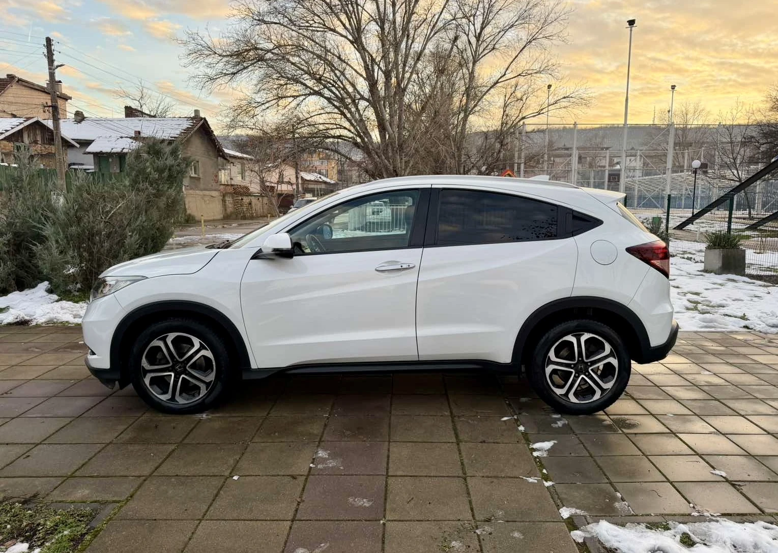 Honda Hr-v 1.5i* Executive* Euro 6b* LED*  - изображение 4