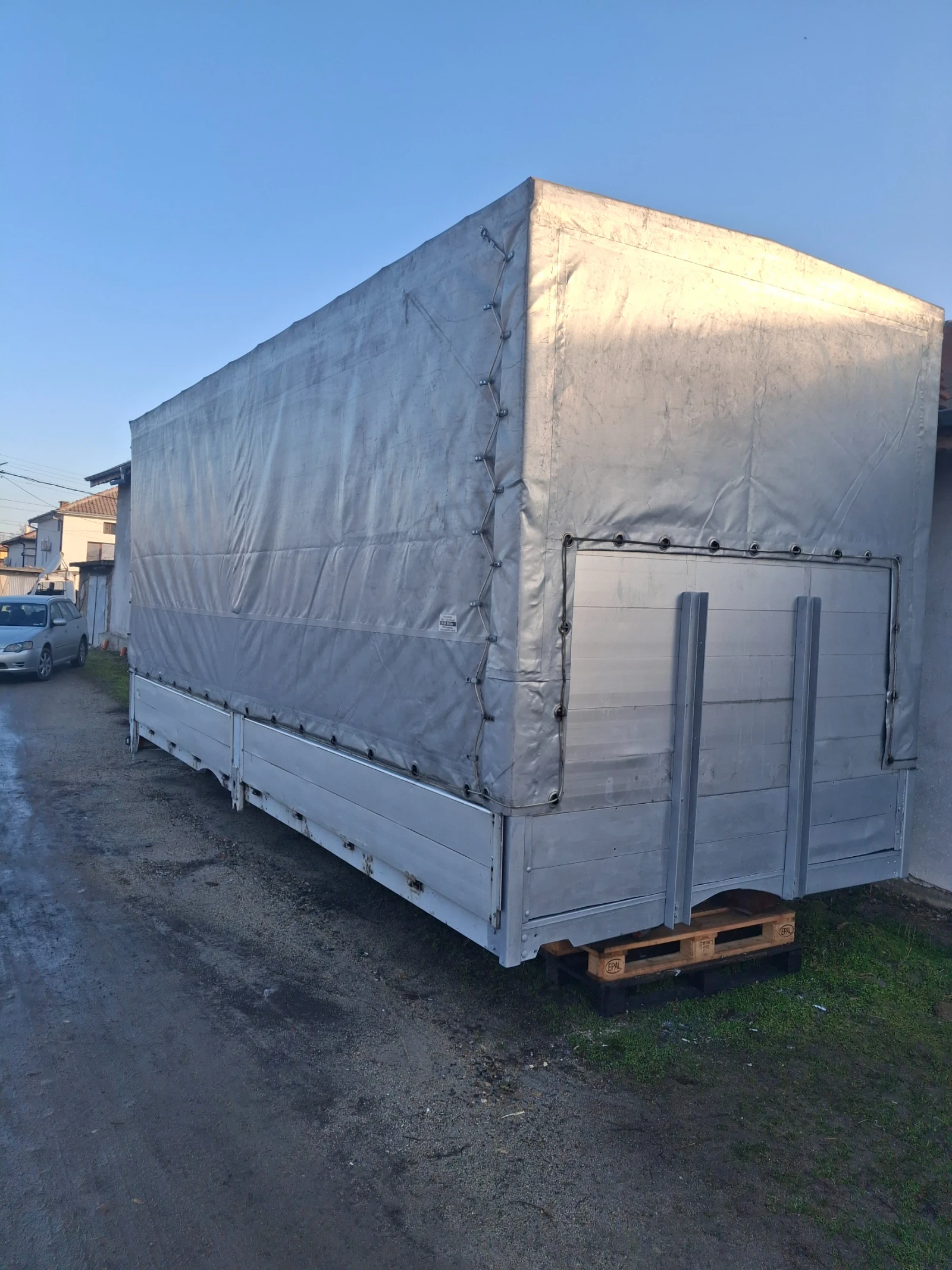 Алуминиева каросерия с горна щора