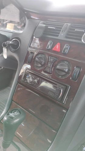 Mercedes-Benz E 220, снимка 11