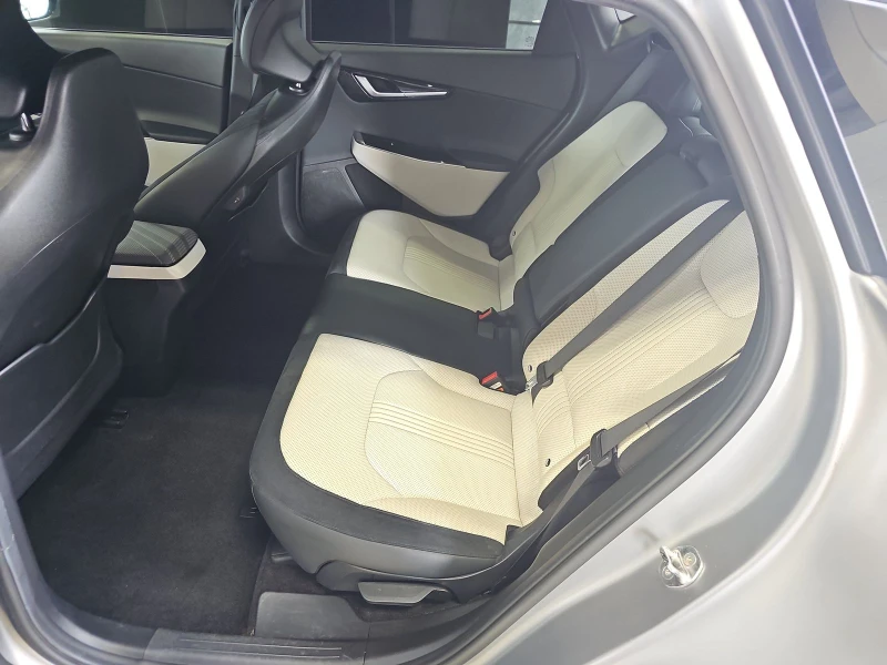 Kia EV6 DISTRONIK* HEADUP* ОБДУХ* 360* LANE ASSIST* KEYLES, снимка 14 - Автомобили и джипове - 51929227