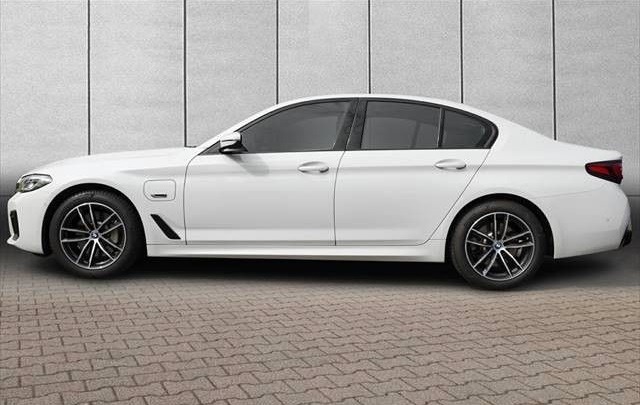 BMW 530 e xDrive = M-Sport= Shadow Line Гаранция, снимка 3 - Автомобили и джипове - 45745081