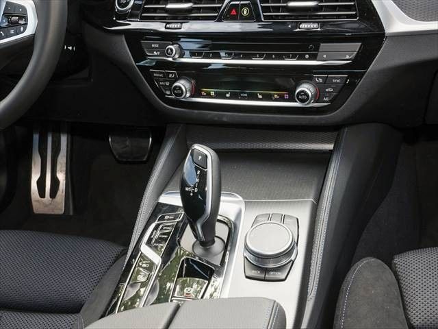 BMW 530 e xDrive = M-Sport= Shadow Line Гаранция, снимка 6 - Автомобили и джипове - 45745081
