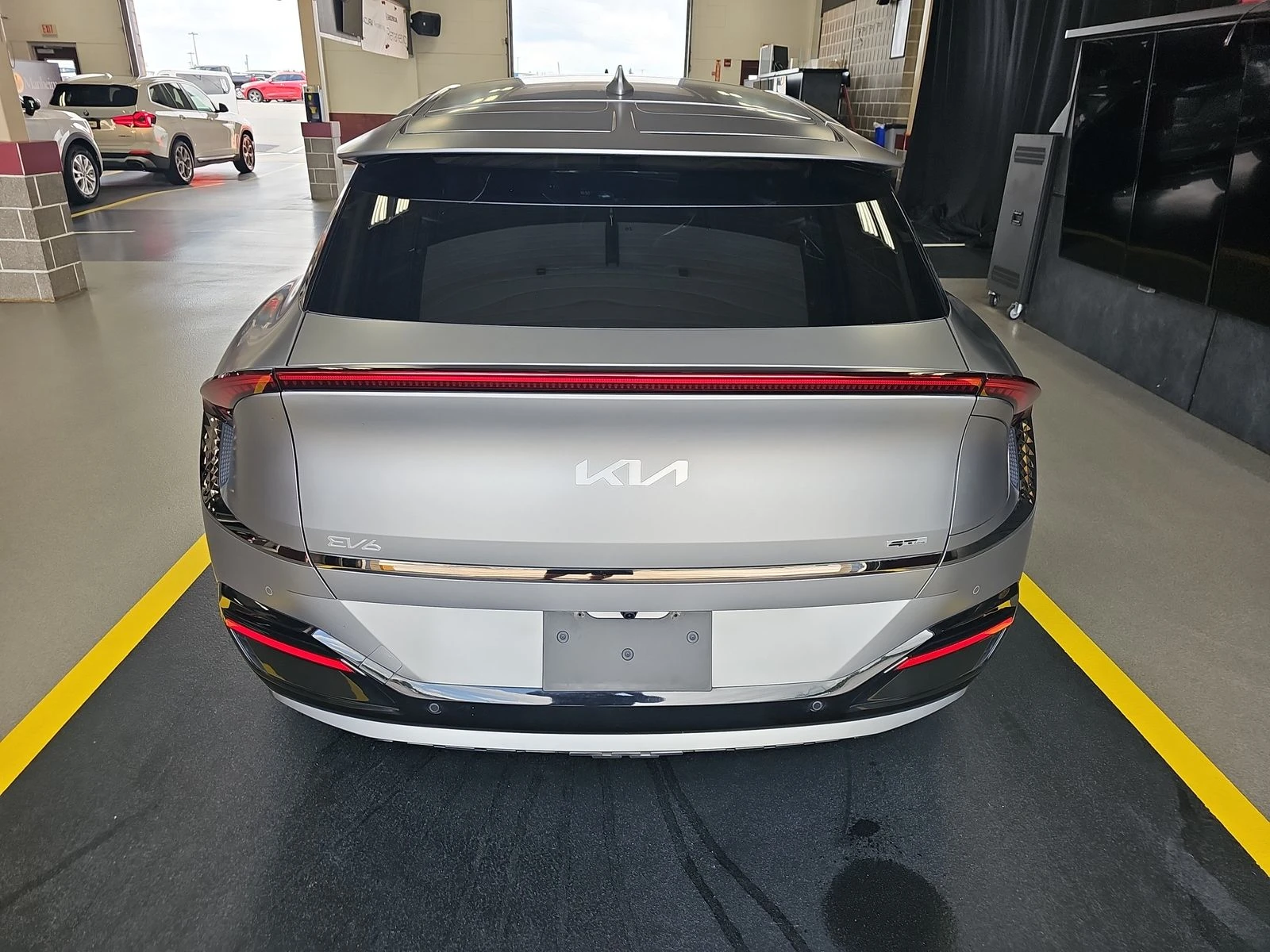 Kia EV6 DISTRONIK* HEADUP* ОБДУХ* 360* LANE ASSIST* KEYLES - изображение 4