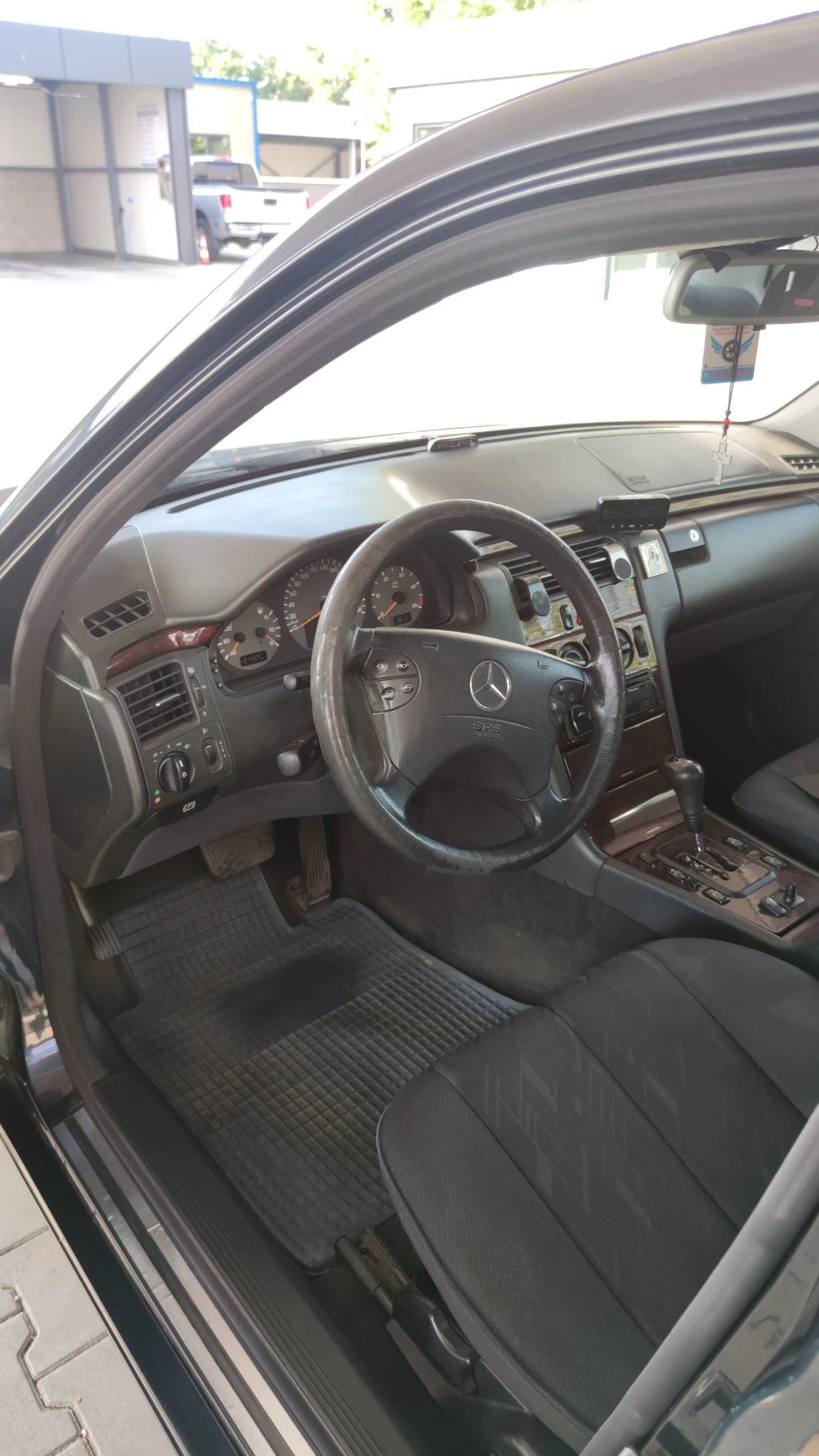 Mercedes-Benz E 220, снимка 6 - Автомобили и джипове - 55106101