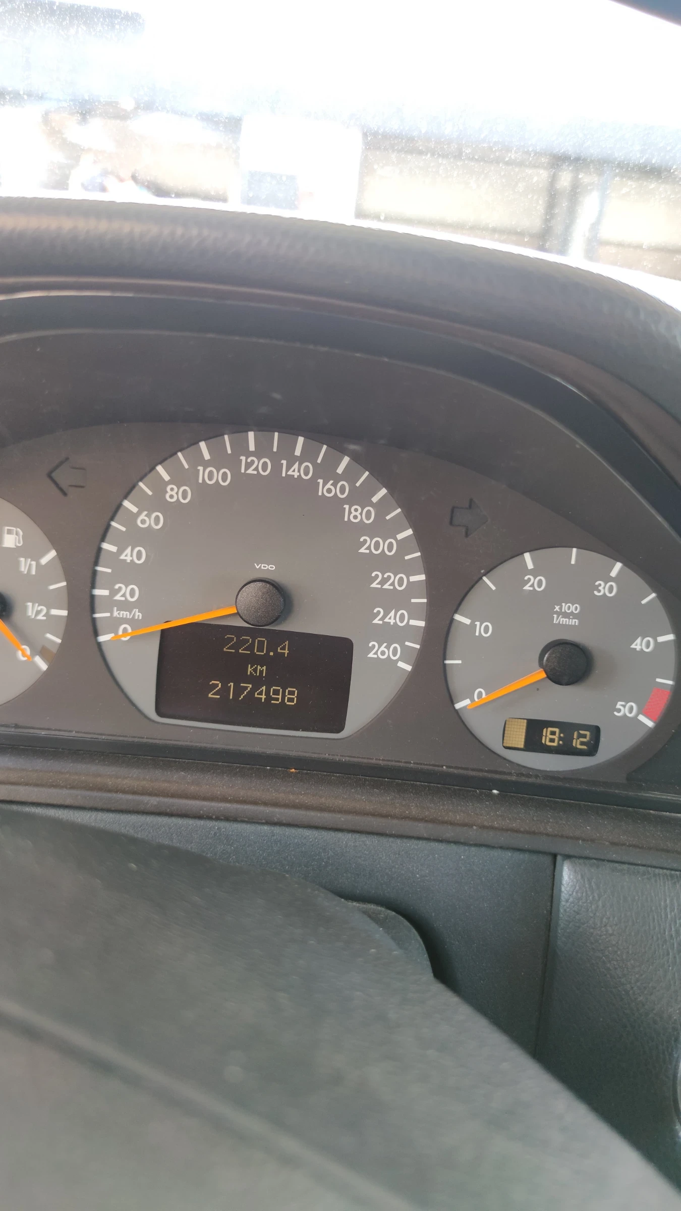 Mercedes-Benz E 220, снимка 10 - Автомобили и джипове - 55106101