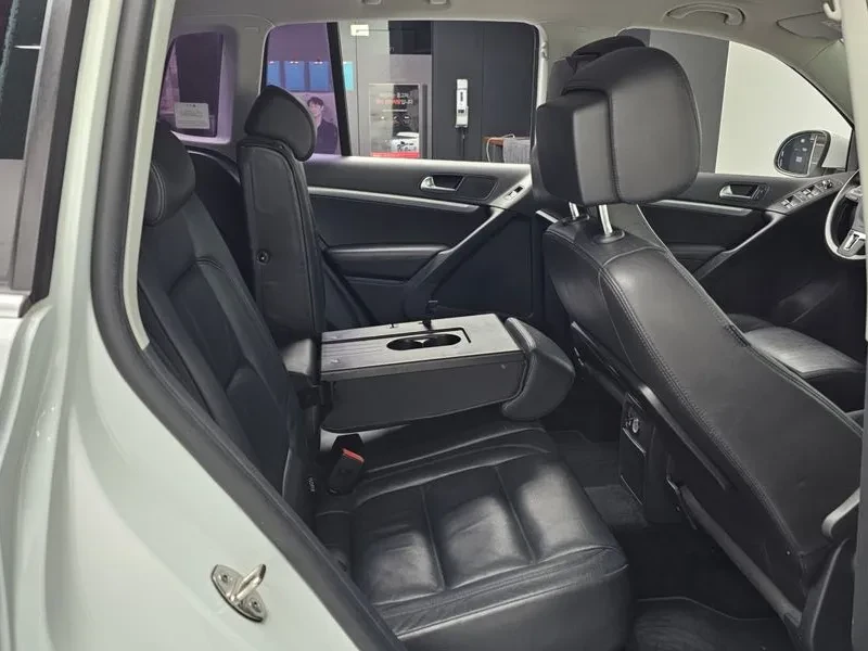 VW Tiguan 2.0 TDI, снимка 12 - Автомобили и джипове - 54302795