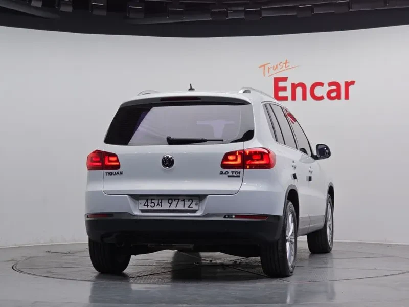 VW Tiguan 2.0 TDI, снимка 4 - Автомобили и джипове - 54302795
