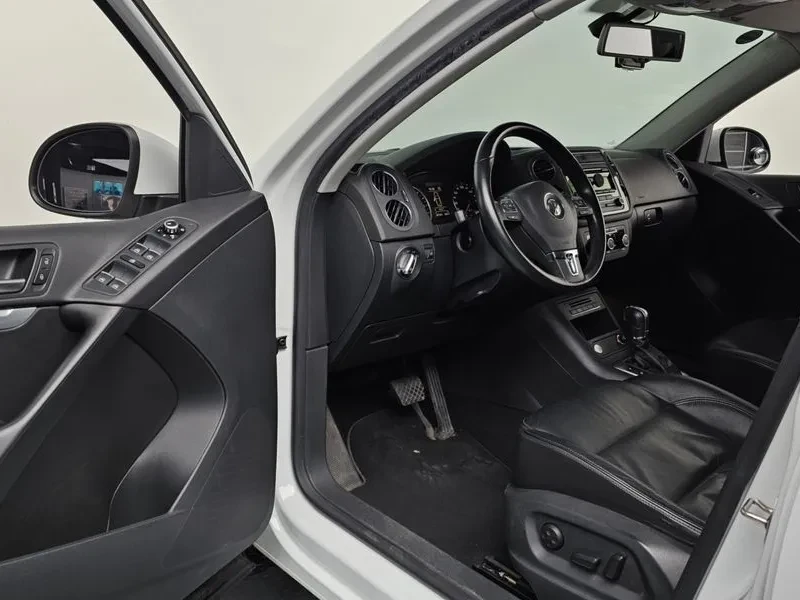 VW Tiguan 2.0 TDI, снимка 10 - Автомобили и джипове - 54302795