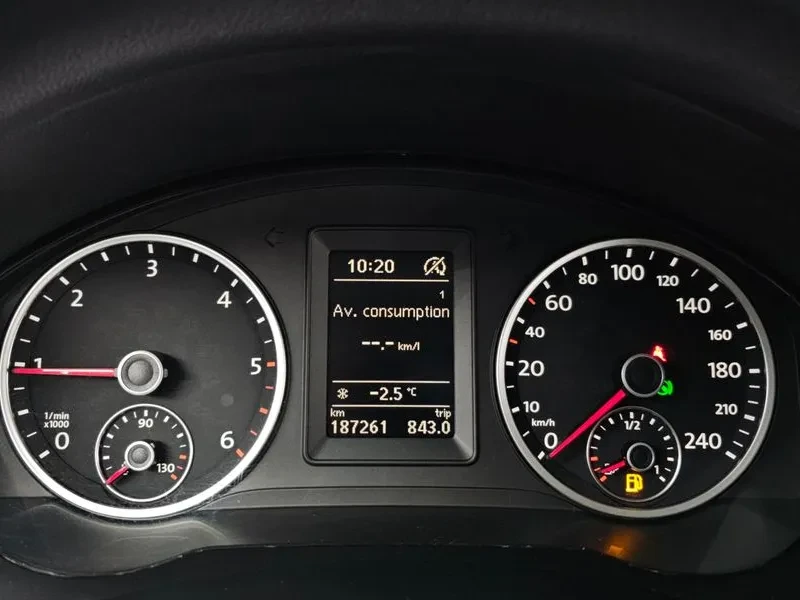 VW Tiguan 2.0 TDI, снимка 8 - Автомобили и джипове - 54302795