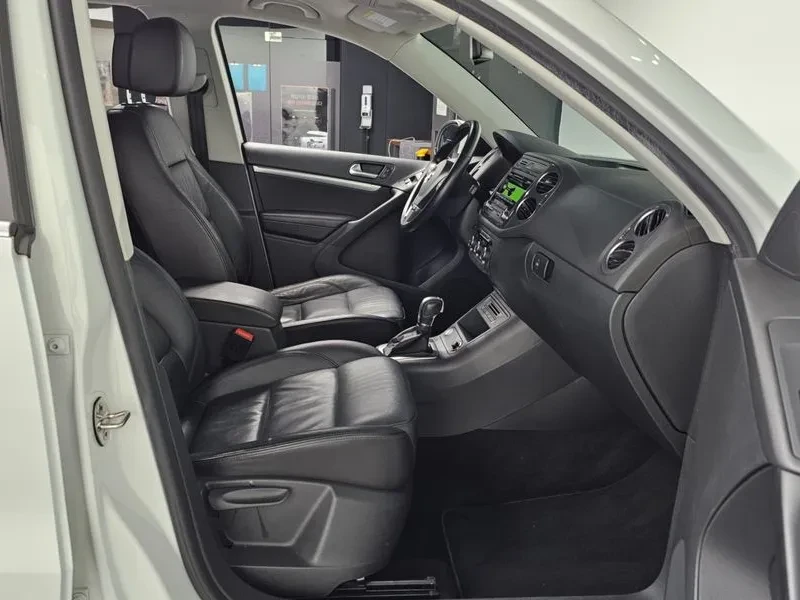 VW Tiguan 2.0 TDI, снимка 11 - Автомобили и джипове - 54302795