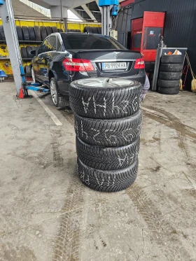 Гуми Зимни 245/40R18, снимка 4 - Гуми и джанти - 47798735