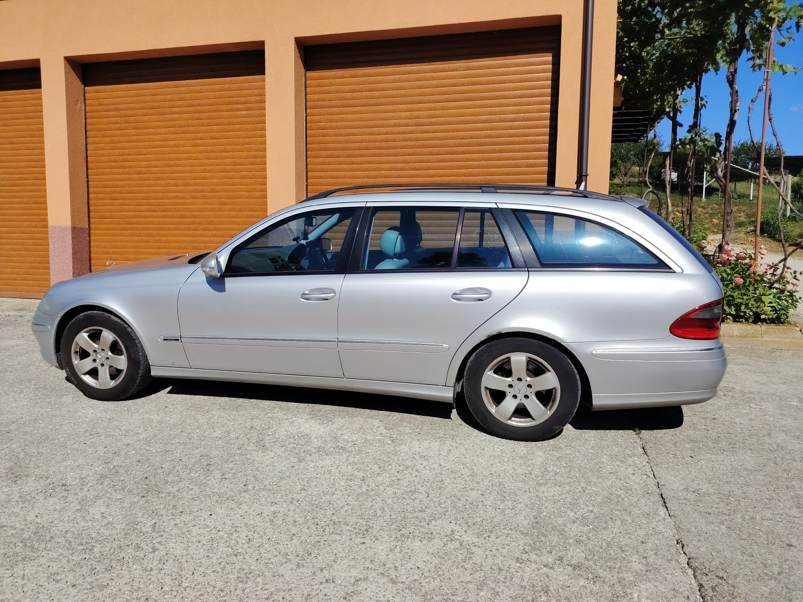 Mercedes-Benz E 220, снимка 4 - Автомобили и джипове - 55465442