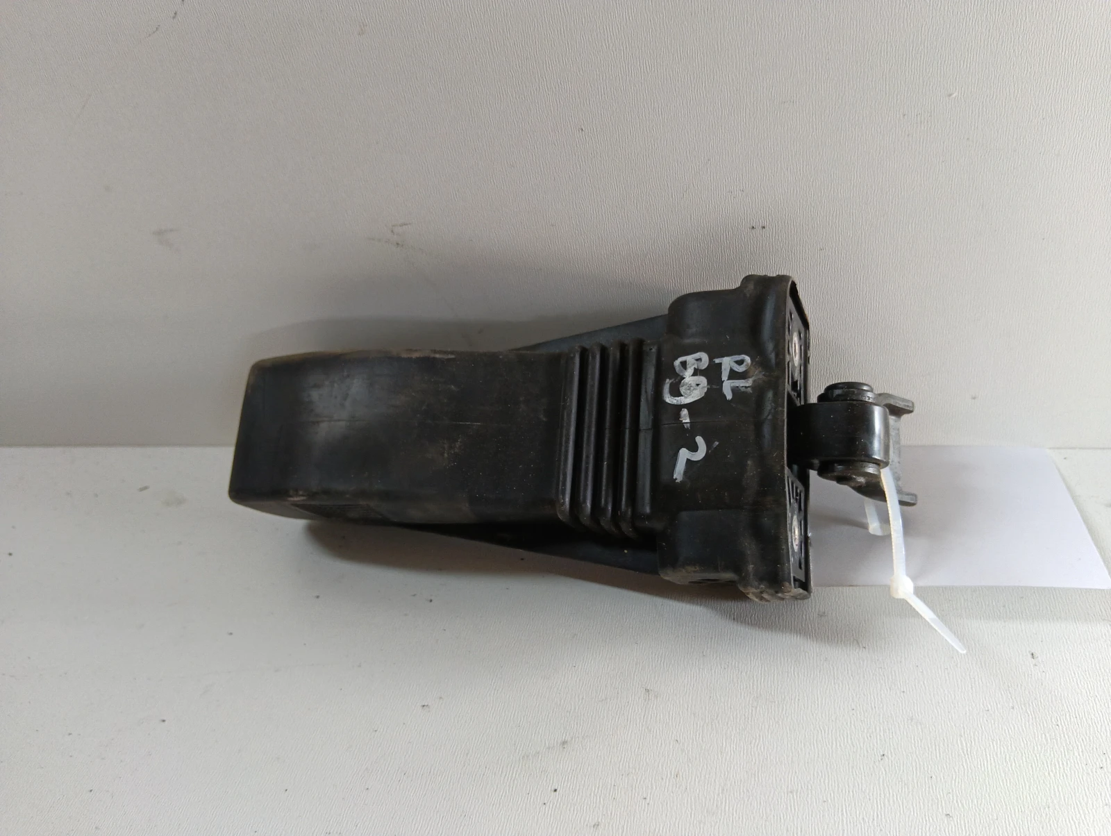 обтегач заден ляв 8W0839267 Audi A4
