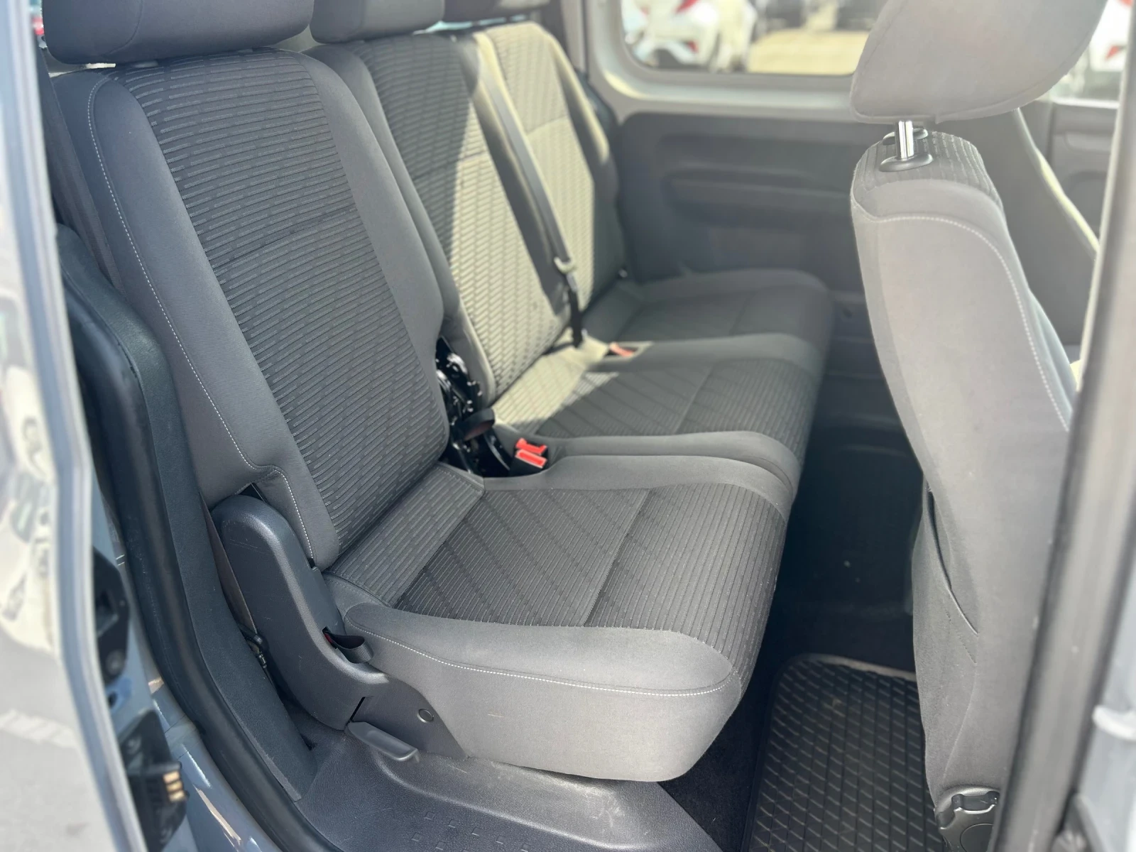 VW Caddy 1.6 ТДИ 105 к.с Пътнически - изображение 9