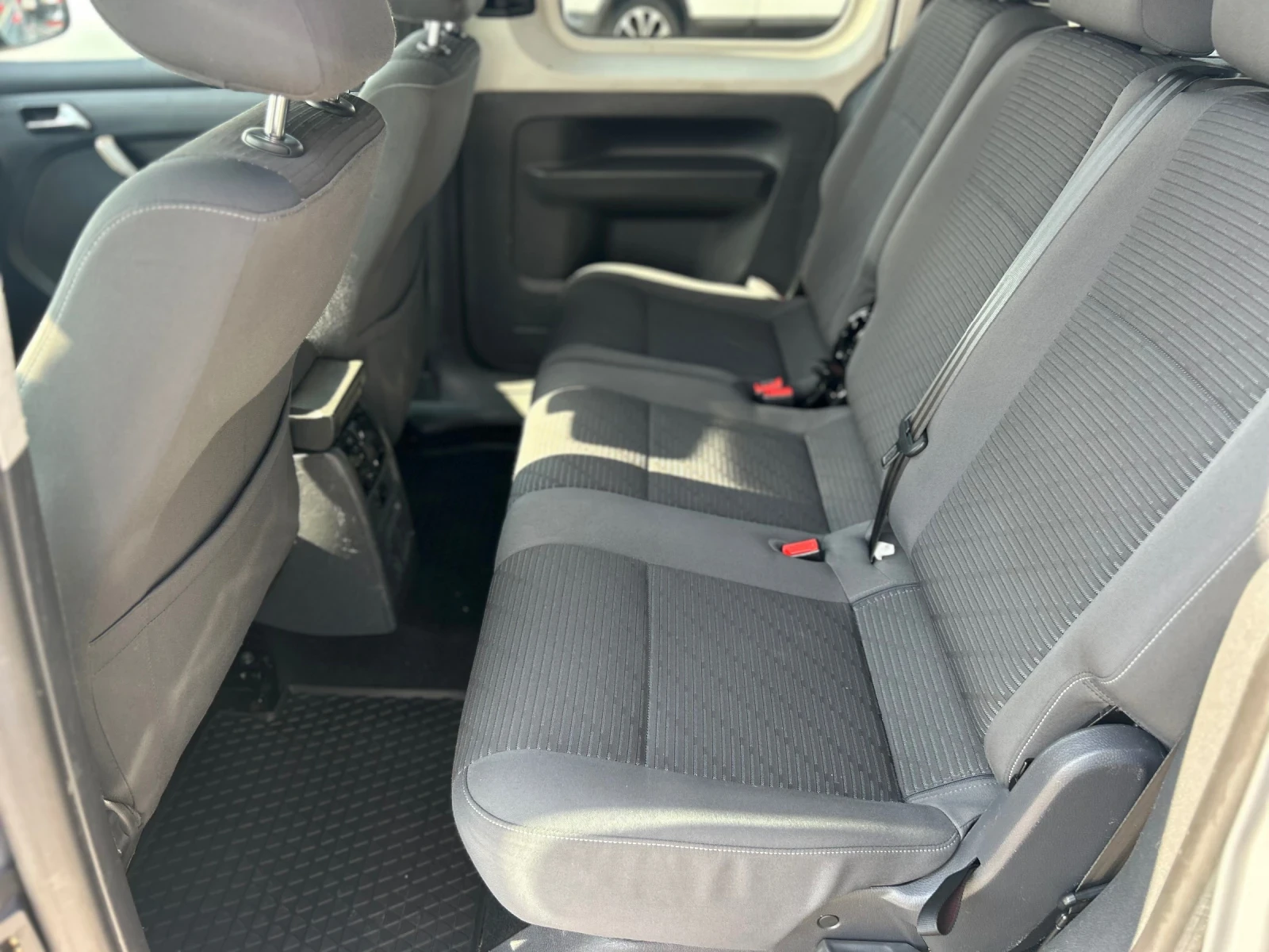 VW Caddy 1.6 ТДИ 105 к.с Пътнически - изображение 10