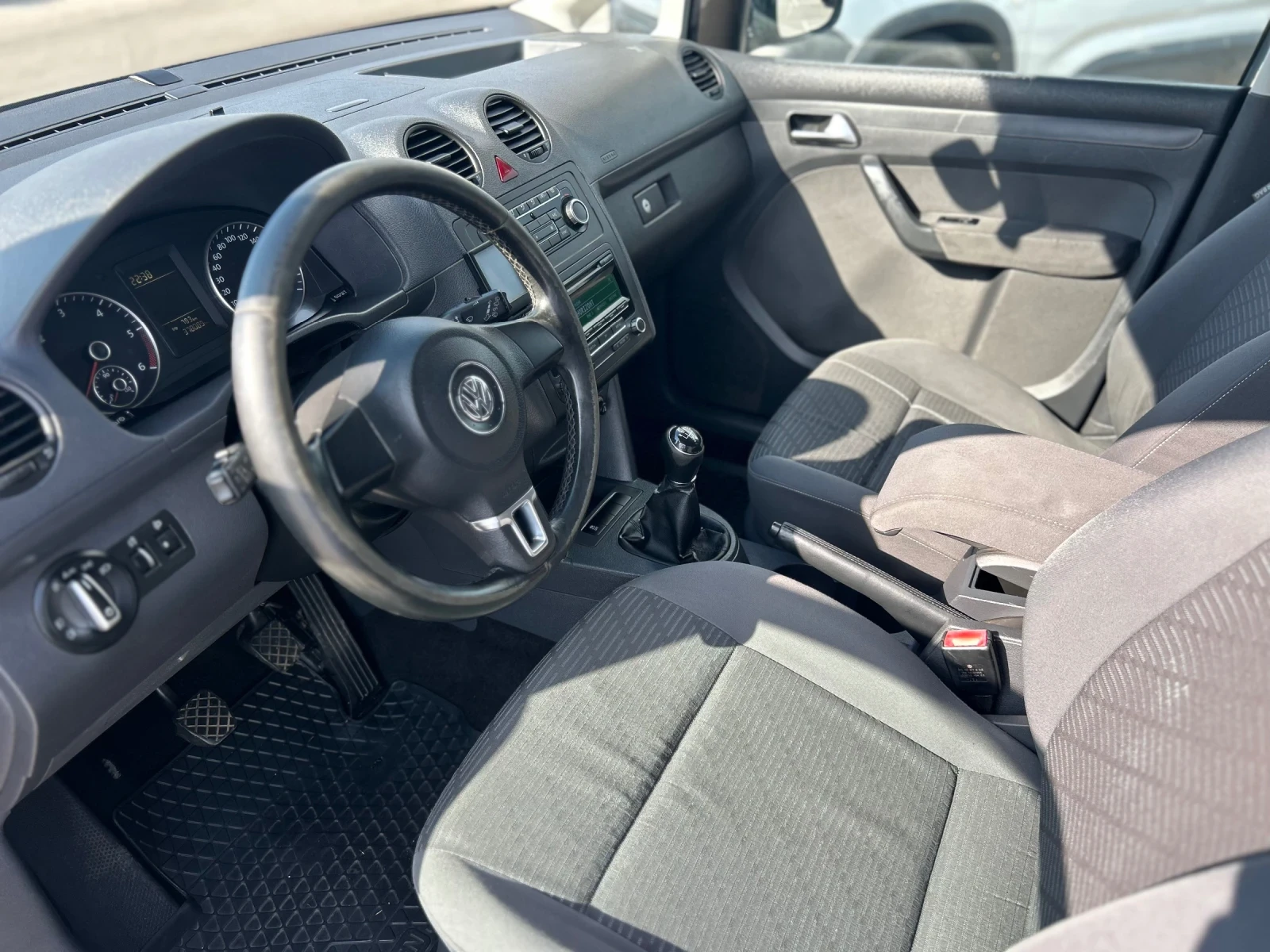VW Caddy 1.6 ТДИ 105 к.с Пътнически - изображение 7