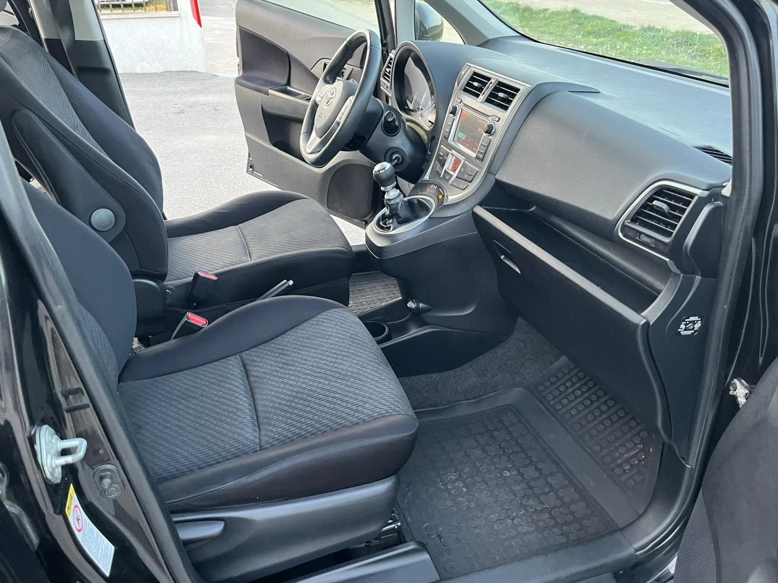 Toyota Verso S 1.4 D4D 90кс 6 СКОРОСТИ EURO 5A КЛИМАТРОНИК, снимка 11 - Автомобили и джипове - 52474192