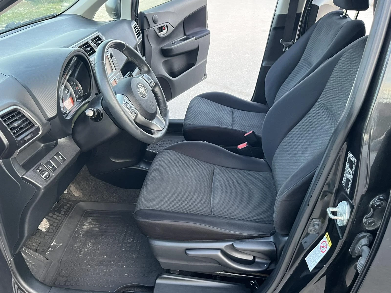 Toyota Verso S 1.4 D4D 90кс 6 СКОРОСТИ EURO 5A КЛИМАТРОНИК, снимка 8 - Автомобили и джипове - 52474192