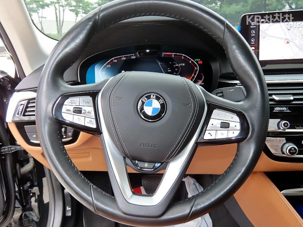BMW 520 M LUXURY HEAD UP 360CAM PANORAMA FULL, снимка 7 - Автомобили и джипове - 55537690