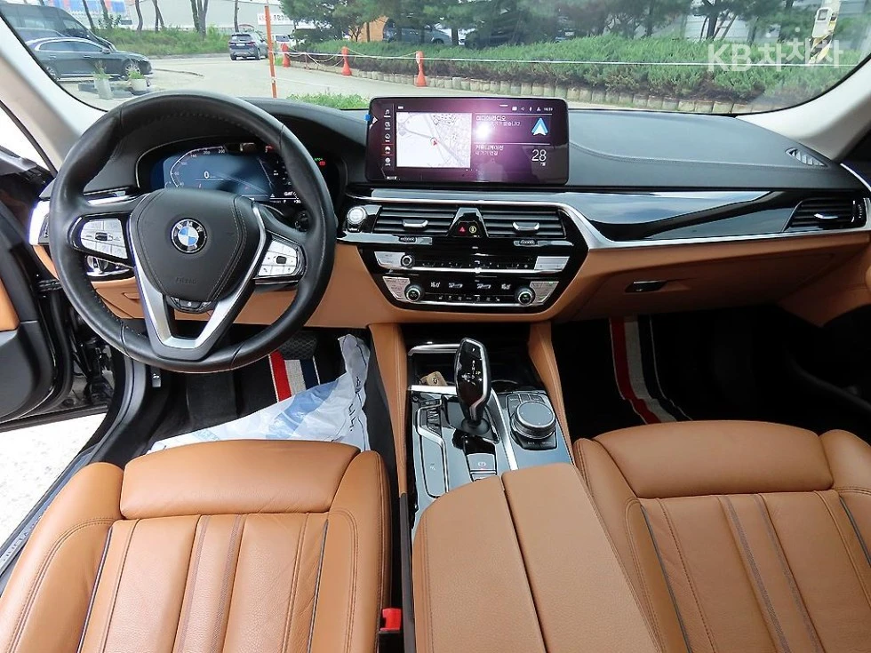 BMW 520 M LUXURY HEAD UP 360CAM PANORAMA FULL, снимка 6 - Автомобили и джипове - 55537690